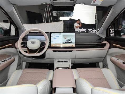 고급 ECO 우호적 전기 자동차 4 차륜 구동 SUV 지리 결합구조 M6 450 킬로미터 CLTC