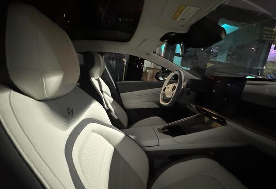 둥펑 Eπ 007 1200km 범위와 시저 문 최대 속도 165km/h 5문