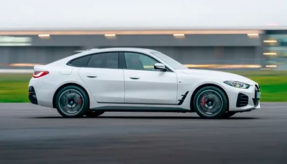 최신의 BMW i4 듀얼 전기 모터 파워 & 해치백 트렁크의 사륜 구동