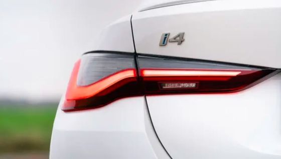 최신의 BMW i4 듀얼 전기 모터 파워 & 해치백 트렁크의 사륜 구동