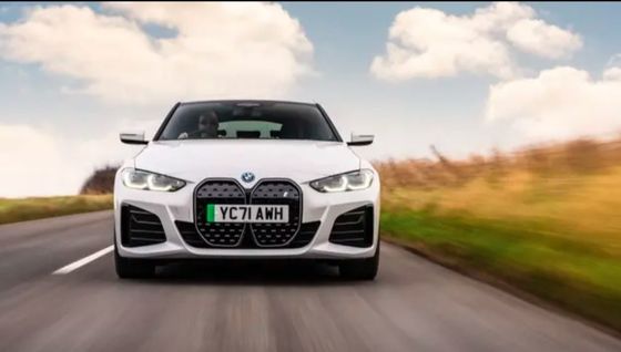 최신의 BMW i4 듀얼 전기 모터 파워 & 해치백 트렁크의 사륜 구동