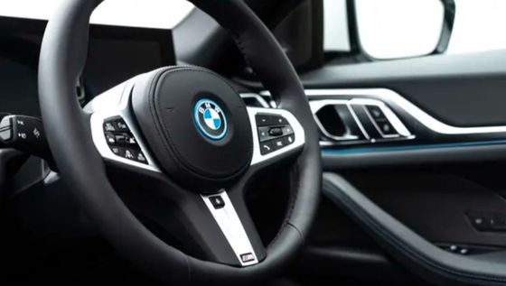 최신의 BMW i4 듀얼 전기 모터 파워 & 해치백 트렁크의 사륜 구동