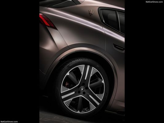 순수 전기 신 에너지 자동차 450 범위와 최고 속도 325km/h Maserati Gran Turismo Folgore에서