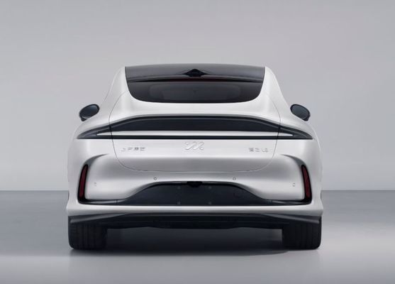 전세 Zhiji L6 순수 전기 4도어 세단 모터 파워 216kw 반 스포크 스틸 휠과 함께 신 에너지 자동차