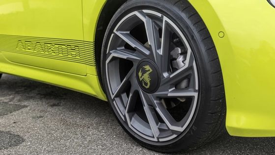 아바르트 500e 핫 해치백에서 귀엽고 스포츠적인 전기 자동차