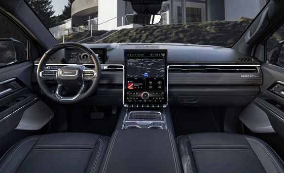 GMC 시에라 EV 듀얼 모터 파워트레인 754P로 최대 9500 파운드를 견인할 수 있으며 1300 파운드까지 운반할 수 있습니다.