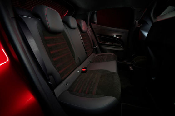 전판 가장 스포츠틱한 컴팩트 자동차 알파 로미오 첫 EV 밀라노 2 개의 드라이브 트레인 옵션 156ph & 240ph WLTC 240마일