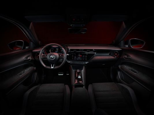 전판 가장 스포츠틱한 컴팩트 자동차 알파 로미오 첫 EV 밀라노 2 개의 드라이브 트레인 옵션 156ph & 240ph WLTC 240마일