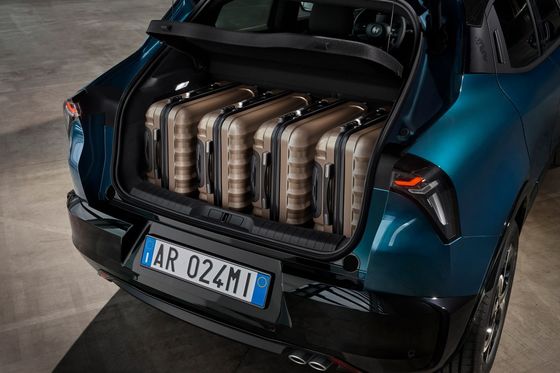 전판 가장 스포츠틱한 컴팩트 자동차 알파 로미오 첫 EV 밀라노 2 개의 드라이브 트레인 옵션 156ph & 240ph WLTC 240마일