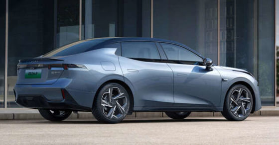 강력한 신형 하이브리드 자동차 LYNK&CO 07 EM-P 163 PS와 255 Nm의 토크와 160kw의 모터 파워와 3 속도 DHT 변속기