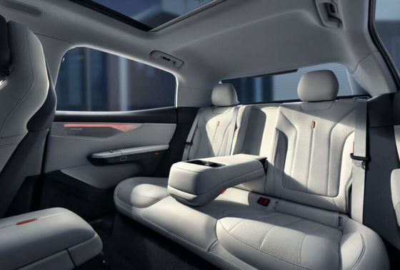 강력한 신형 하이브리드 자동차 LYNK&CO 07 EM-P 163 PS와 255 Nm의 토크와 160kw의 모터 파워와 3 속도 DHT 변속기