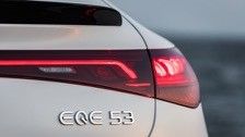 슈퍼 장거리 전기 차량 메르세데스-벤츠 EQE AMG 53 4MATIC + 460kw/625P.s 엔진 전력 220km/h 최고 속도
