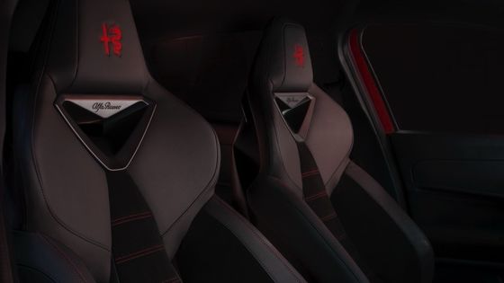 첫 EV 컴팩트 자동차 알파 로미오 주니어 전기 54.8kwh 배터리와 최대 전력 158kW, 최대 345마일 범위