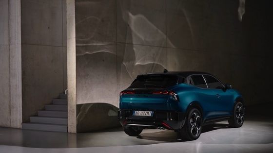 첫 EV 컴팩트 자동차 알파 로미오 주니어 전기 54.8kwh 배터리와 최대 전력 158kW, 최대 345마일 범위