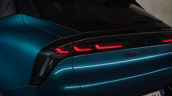 첫 EV 컴팩트 자동차 알파 로미오 주니어 전기 54.8kwh 배터리와 최대 전력 158kW, 최대 345마일 범위