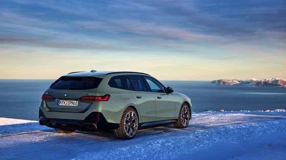 최신 EV 자동차는 84.4kWh 배터리와 일치합니다. BMW i5 투어링 eDrive40 단속 RWD에서 335bhp/430Nm로 329마일 범위