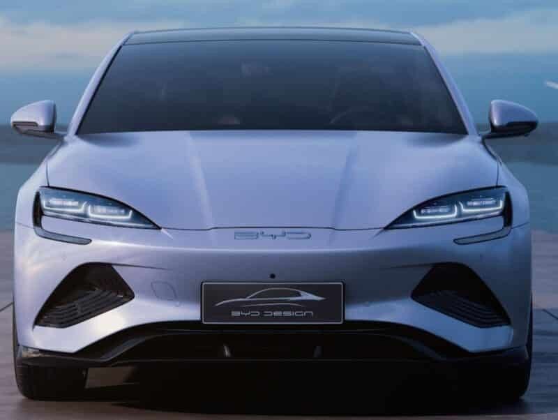 BYD는 듀얼 모터 전기 자동차를 밀봉합니다